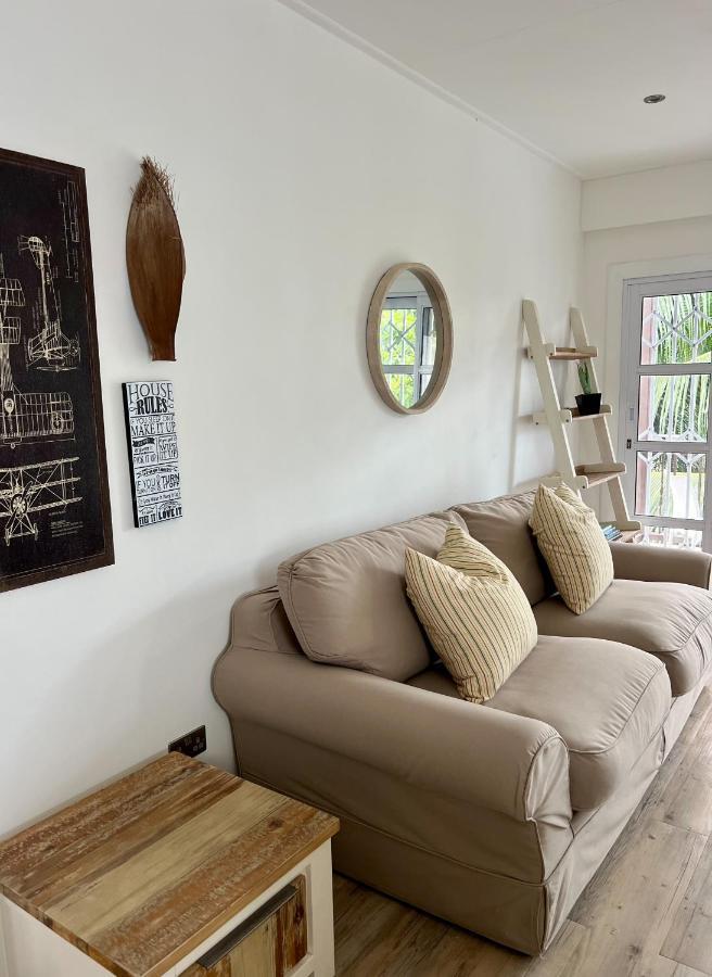 The Runway Lodge Pointe La Rue Exterior foto
